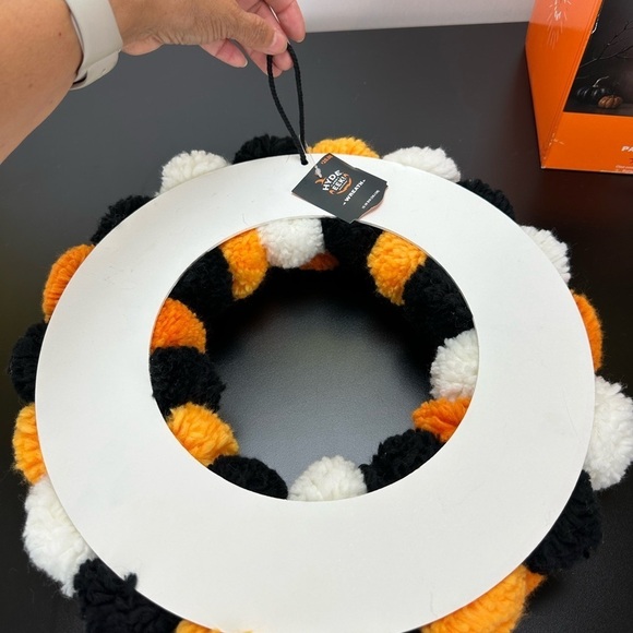 Hyde & EEK 6 LED Pumpkin Paper Lanterns Halloween Pom Wreath Indoor Decorations - Picture 10 of 14